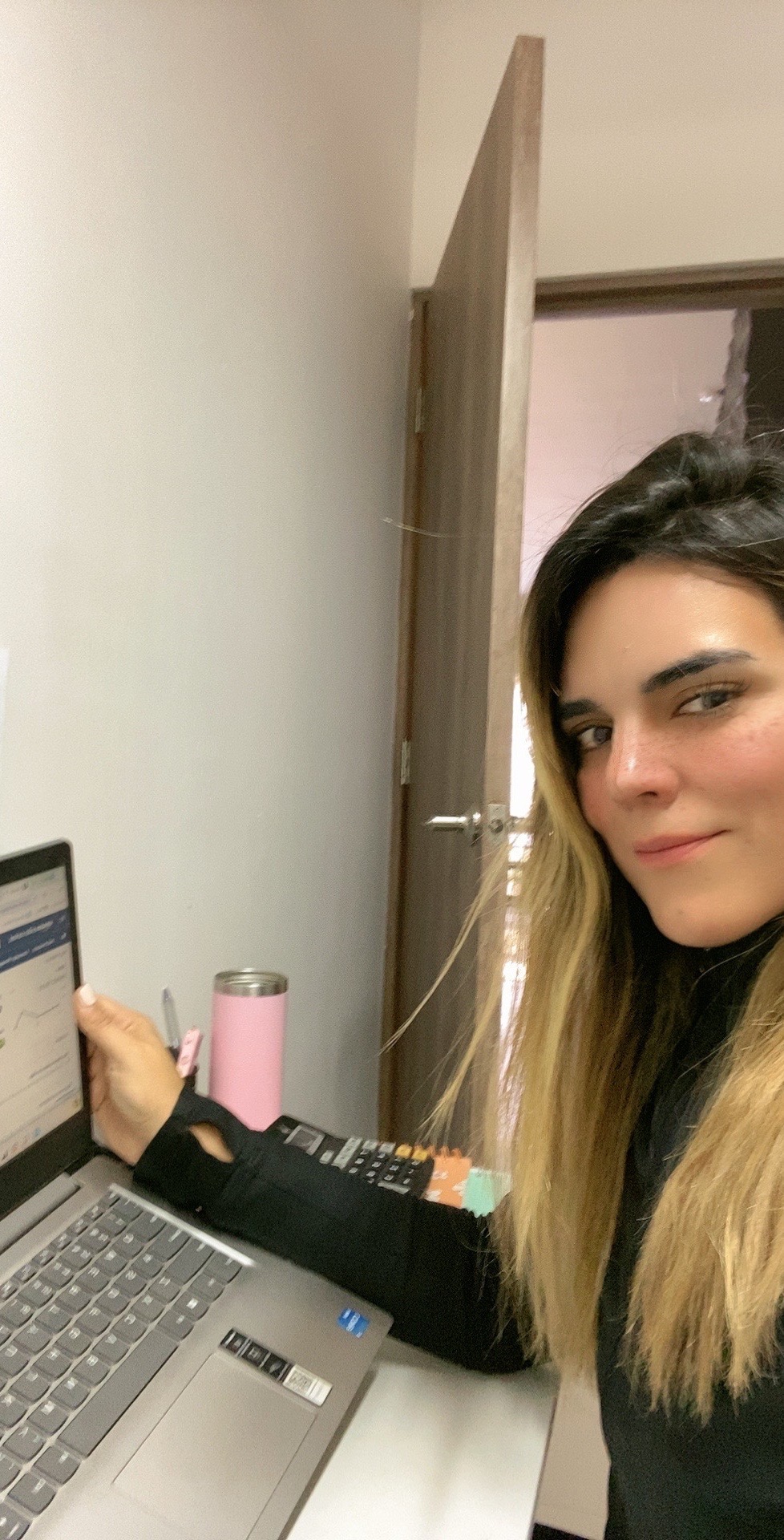 Mariana trabajando en su laptop
