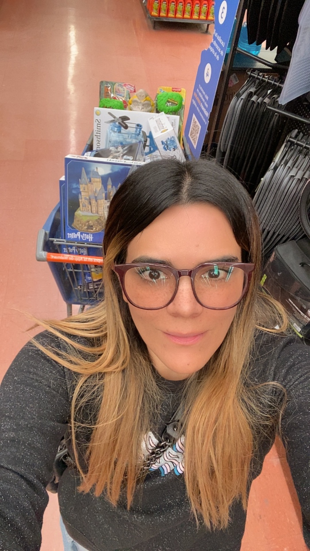 Mariana sourceando productos en tienda